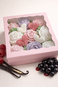Cutie cu trandafiri comestibili din marshmallow - zmeură, vanilie și coacăză