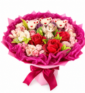 Buchet deluxe cu flori, ursuleți și figurina comestibilă din bezea