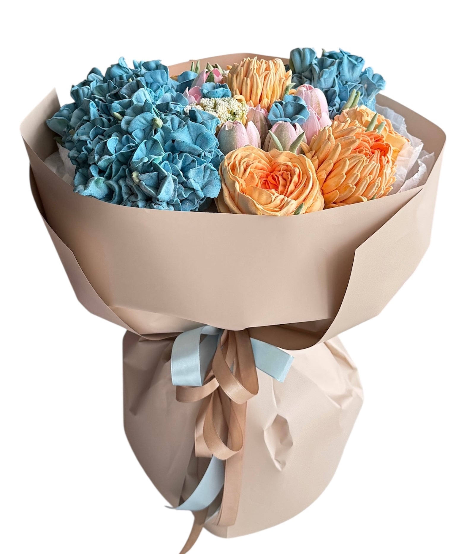 Buchet comestibil – hortensii albastre, trandafiri piersică și lalele pastel