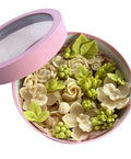 Cutie rotundă cu flori comestibile din marshmallow – tonuri crem & verde
